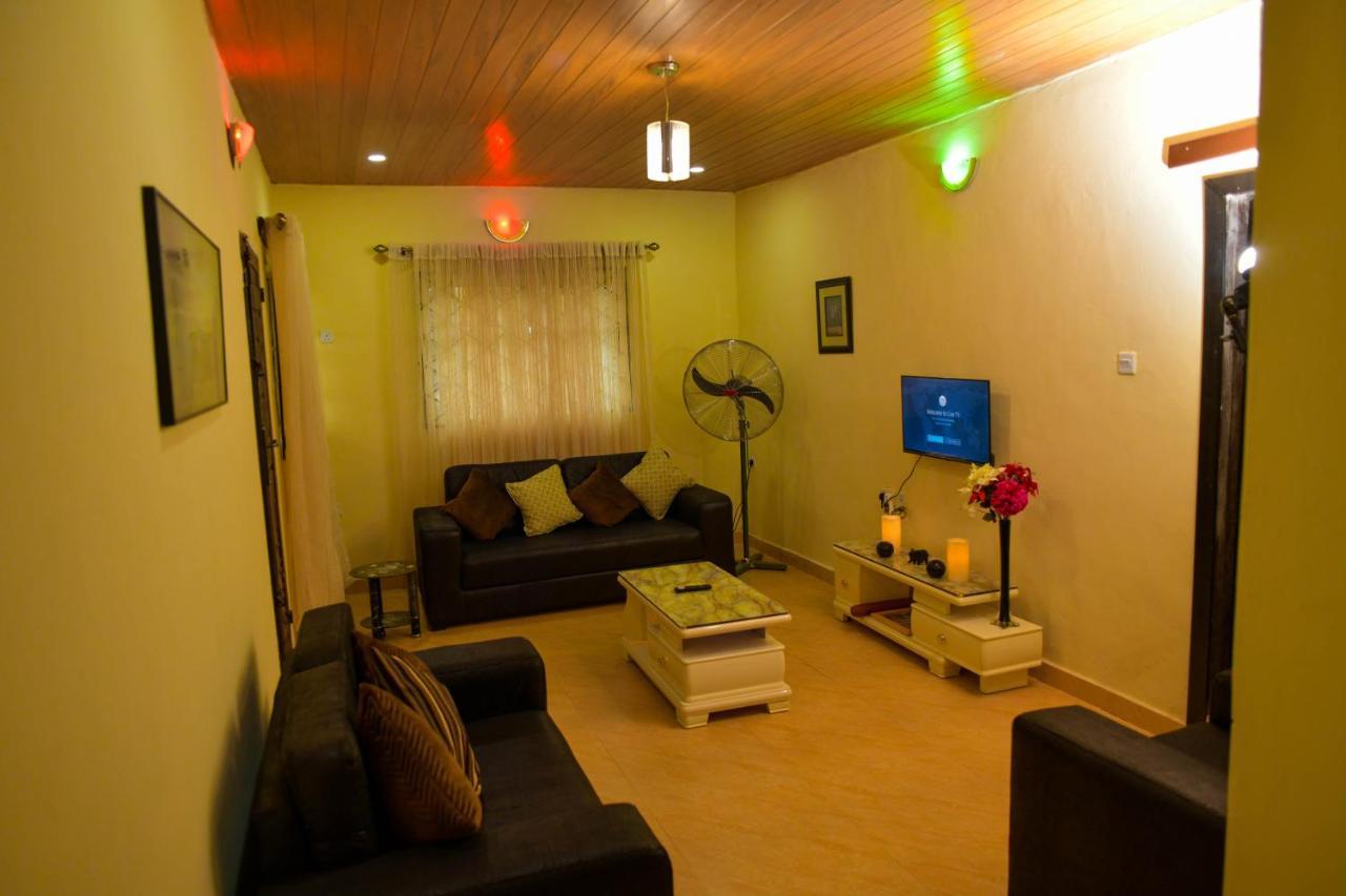 Living Green Apartments Airport Pick Up เบนินซิตี้ ภายนอก รูปภาพ