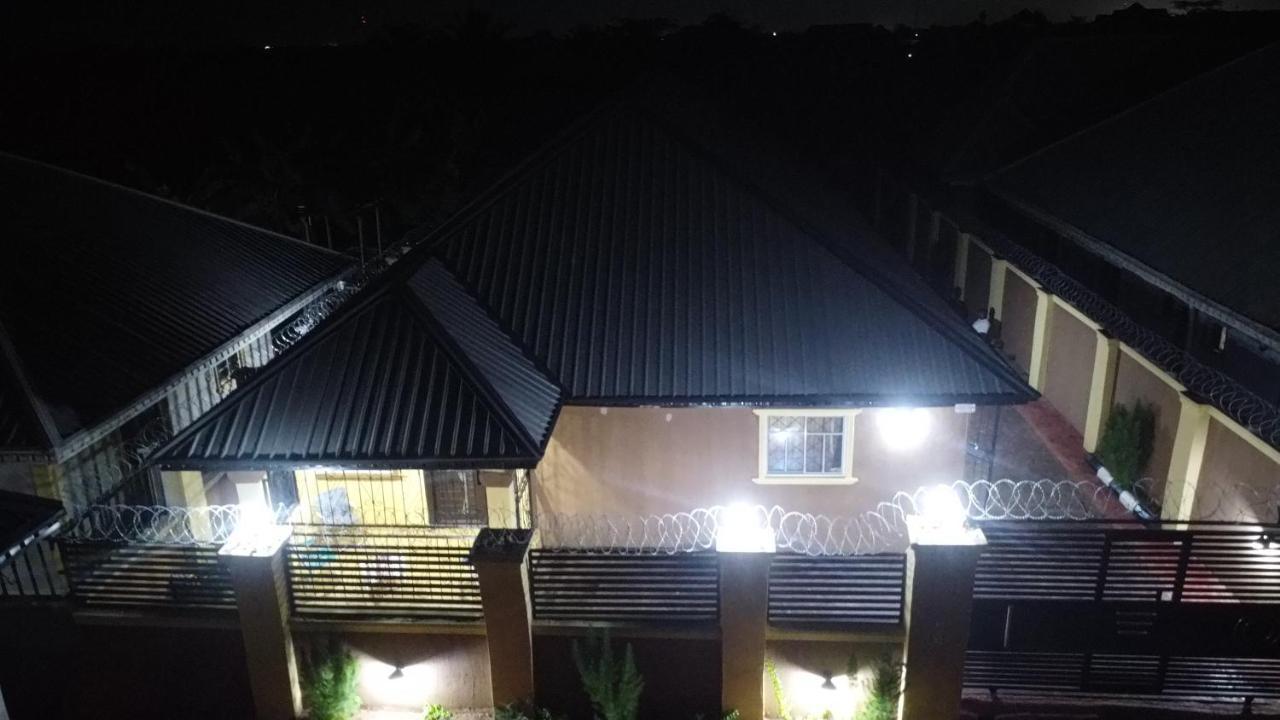 Living Green Apartments Airport Pick Up เบนินซิตี้ ภายนอก รูปภาพ