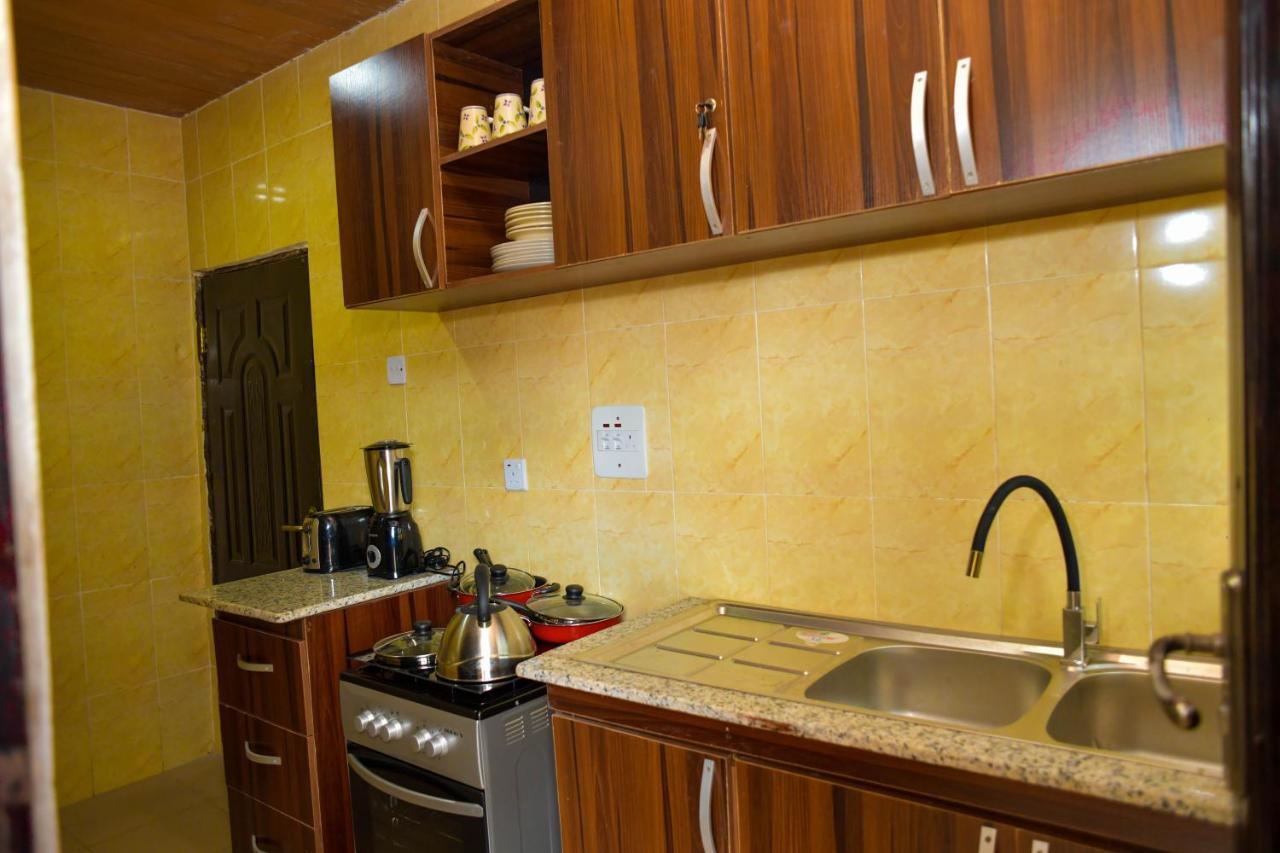Living Green Apartments Airport Pick Up เบนินซิตี้ ภายนอก รูปภาพ
