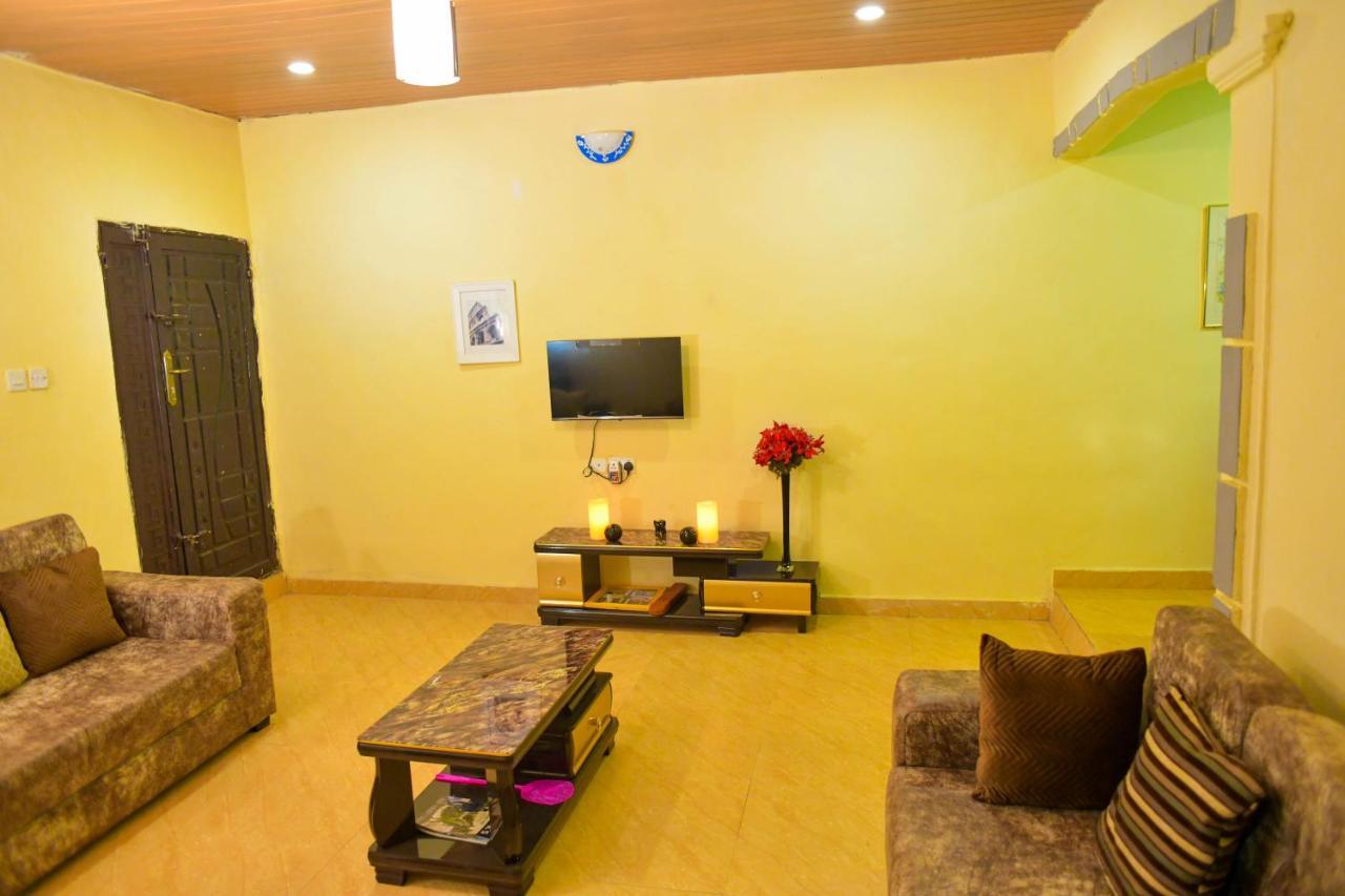 Living Green Apartments Airport Pick Up เบนินซิตี้ ภายนอก รูปภาพ