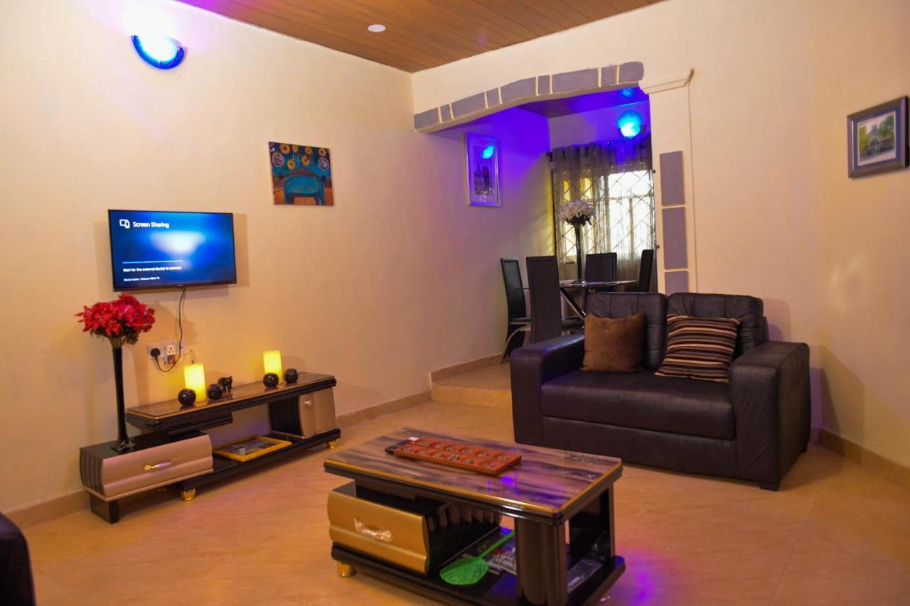 Living Green Apartments Airport Pick Up เบนินซิตี้ ภายนอก รูปภาพ